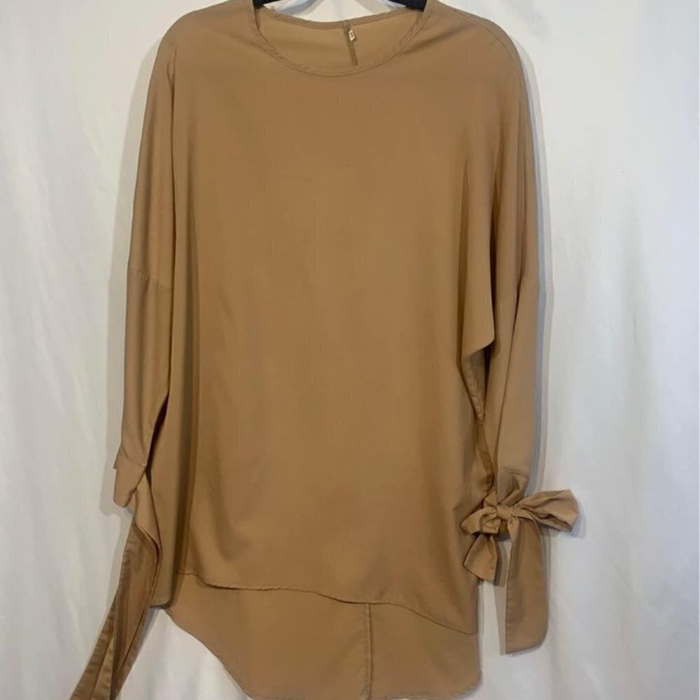 𝅺WOMAN’S tunic top/dress. Bow detail on wrists. Camel colour. New!